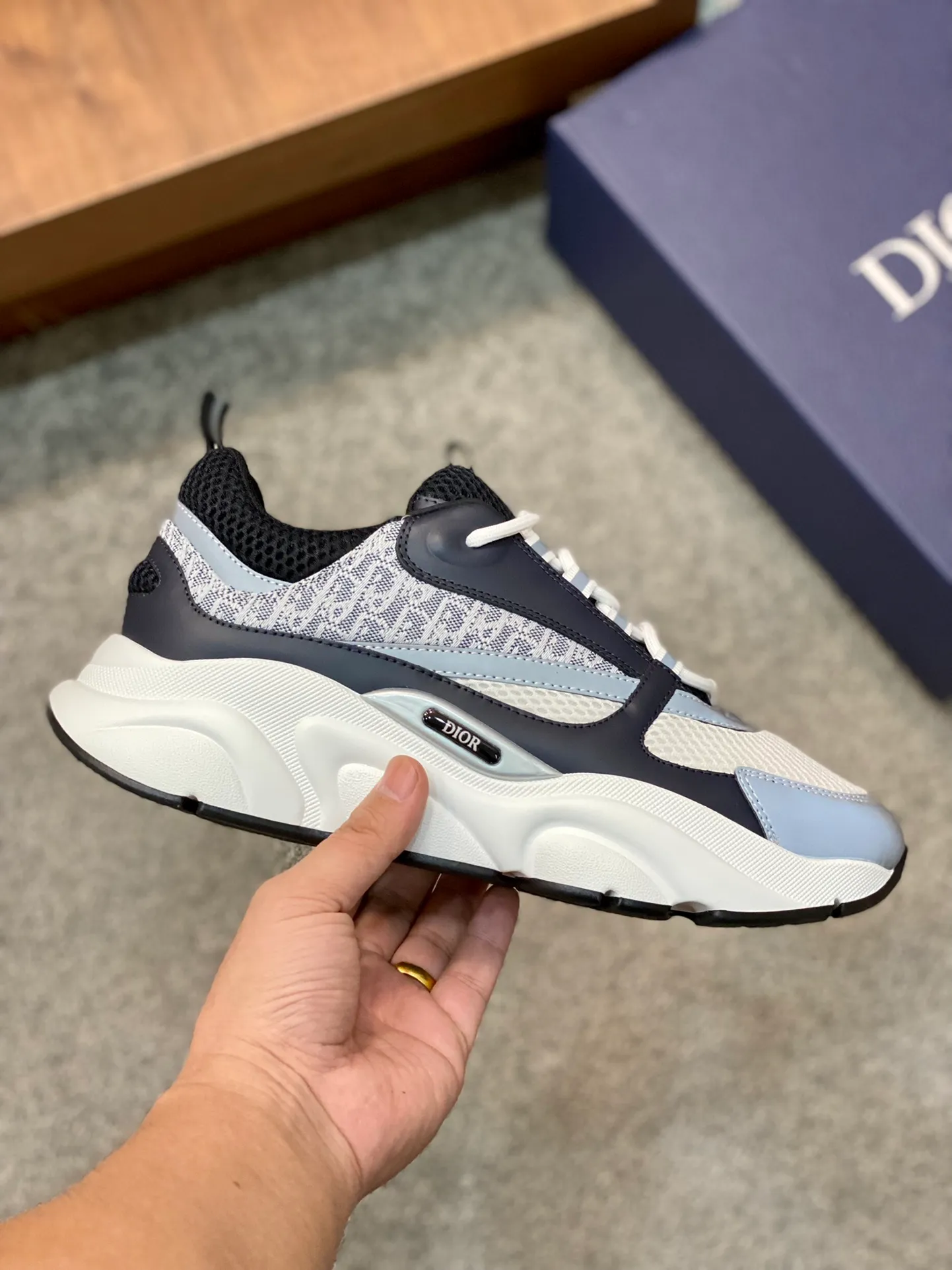 Factory price: 500💰 Dior B22 men's jogging fashion sneakers. This item draws inspiration from retro jogging shoes. It adopts a thick low-top design, with an upper made of leather and mesh fabric, and a black and white engraved rubber sole. The side is decorated with an embossed "Di~r" logo. Code number: 38-45 (38, 45, 46 can be customized)